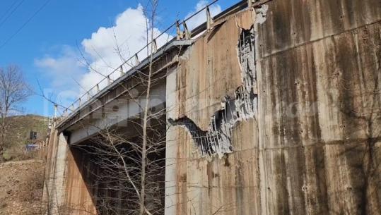 Pamje të frikshme/ Bllokohet totalisht qarkullimi i mjeteve në aksin Librazhd-Prrenjas, rrezikohet shembja e urës