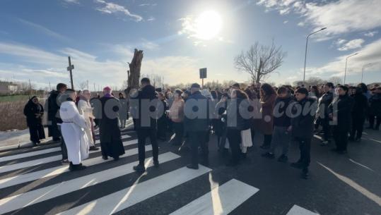 Banorët 20 ditë qëndresë për të drejtën e tyre, zhvillohet në Rrjoll ‘Udha e Kryqit’! Dom Marjani: Kisha Katolike zyrtare është përkrah jush! Peragine: Padrejtësi
