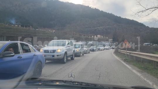 Rruga drejt juglindjes e ‘paralizuar’, radhë kilometrike trafiku