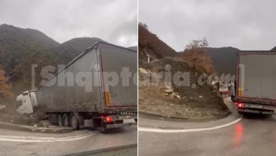 Tre trajlera bllokohen në rrugën Maliq-Gramsh! Aksi alternativ u sugjerua nga ARRSH vetëm për mjetet e vogla