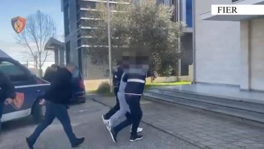 Me pistoletë dhe pushkë sportive në makinë, arrestohet 41-vjeçari në Fier! Në pranga edhe një i ri për ‘moskallëzim krimi’