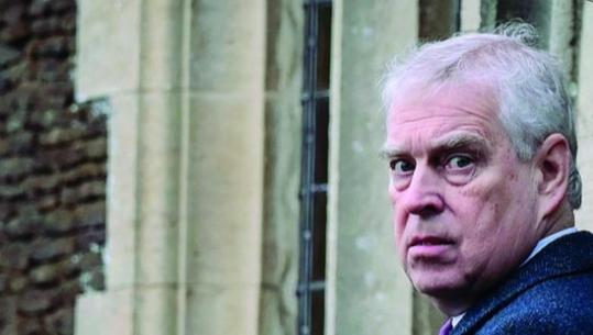 Bota paralele e ish-princit Andrew të Britanisë së Madhe që mendon vetëm për kuajt e makinat dhe injoron skandalin Epstein