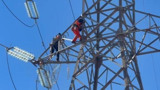 Elbasan/ Shtylla e tensionit rrezikonte të binte, nisin punimet për demontimin e saj! Disa fshatra do të mbeten përkohësisht pa energji elektrike