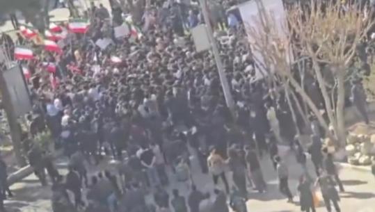 ‘Vdekje diktatorit’! Studentët iranianë u rikthehen tubimeve pas shtypjes së dhunshme të protestave anti-qeveritare