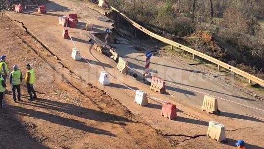 Vijon shembja e rrugës te 'Arrat e Gurrës' në Librazhd, dëmtohet pa u hapur Bypass-i provizor, pritet të hapej sot    