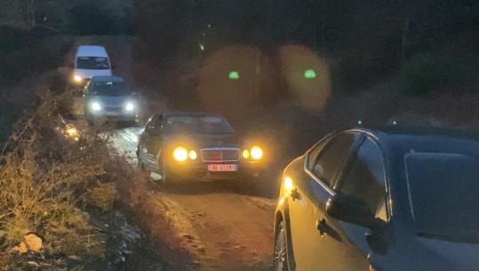 Shembja e aksit Librazhd-Pogradec, shoferët të mërzitur: Rrugë dhish, katastrofë! Nga 3 orë e bëjmë për 6