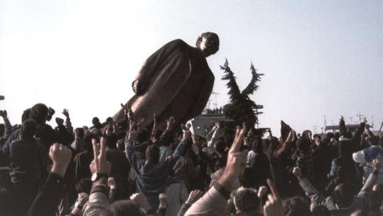 'Fakti se kur monumenti i udhëheqësit shqiptar, Enver Hoxha, do të rrëzohej…'/ Si e pasqyruan mediat e huaja rrëzimin e përmendores së diktatorit?!