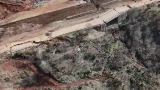 Juglindja 4 ditë në izolim, s’ndalet rrëshqitja në Librazhd-Prrenjas! Pritet relacion nga Shërbimi Gjeologjik që të nisë puna