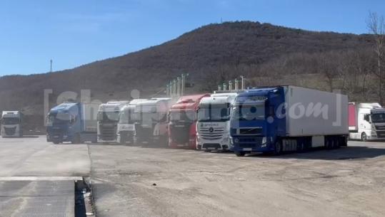 Shembja e rrugës Librazhd-Prrenjas bllokon rreth 30 kamionë në Qafë Thanë, drejtuesit 3 ditë në pritje! Fluksi në Bllatë rritet nga 8 në 50 kamionë në ditë