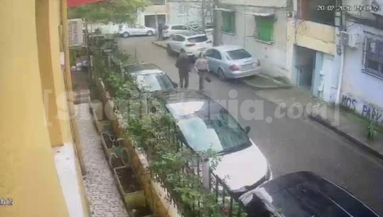 Tiranë/ Dyshohet se qëlloi me thikë 31-vjeçarin sepse i bllokoi rrugën, dalin pamjet kur autori largohet me bashkëshorten nga vendi i ngjarjes
