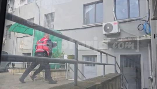 Vrau me thikë 48-vjeçarin se i parkoi makinën para të shtëpisë në Kavajë, Gjykata e Durrësit lë në qeli Land Derajn