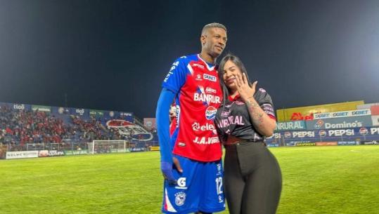 VIDEO/ I propozoi për martesë në fushë, futbollisti njofton fundin e fejesës pas tre ditësh