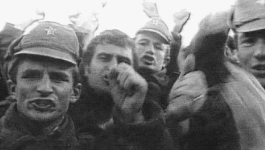 Me gjithë të sharat dhe ofendimet, ‘vullnetarët e Enverit’ me portretet e tij vazhdonin përpara! Shkurt 1991, kur djemtë e ‘Skelës’ u përleshën me enveristët e Vlorës