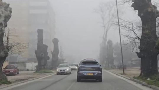 Fieri ‘pushtohet’ nga mjegulla e dendur, apel drejtuesve të automjeteve të ecin me kujdes