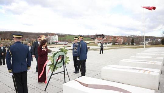 Spiropali me Konjufcën kryejnë homazhe në Kompleksin Memorial 