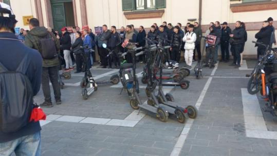 4 muaj nga bllokimi i monopatinave, protestë para Ministrisë së Brendshme