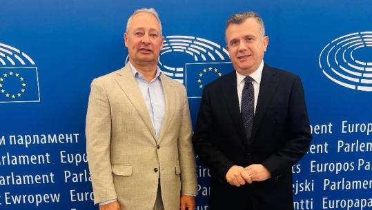 Balla në Bruksel me Raporterin për Shqipërinë: Negociatat mbyllen në 2027, ritmi nuk ndalet