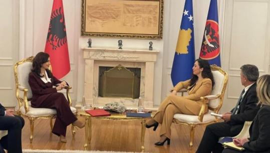 Vizita e Spiropalit në Kosovë/ Ministrja e Jashtme pritet në Presidencë nga Vjosa Osmani