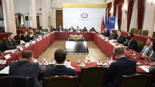 Misioni i PPE takim me krerët e disa partive politike, Adriatik Lapaj ‘hyn’ në Kuvend! Blushi: Paraqita një ekspoze për zgjedhjet dhe burgosjen politike të Metës