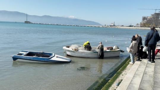 Peshkatarëve të Vlorës u shpërblehet mundi, qytetarët 'dynden' në Lungomare për të blerë peshk: Çdo gjë e freskët është më e shijshme