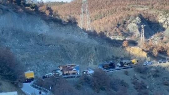 Shërbente si rrugë alternative pas bllokimit te 'Arra e Gurrës', vështirësohet qarkullimi i mjeteve në aksin Lozhan-Moglicë-Gramsh