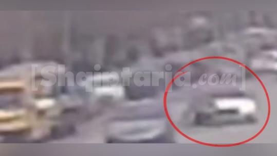 U përplas disa ditë më parë nga një makinë, ndërron jetë i moshuari në Vlorë! Dalin pamjet nga momenti kur automjeti ‘e fluturon’ në ajër (VIDEO)