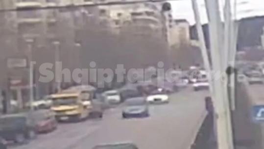 U përplas disa ditë më parë nga një makinë, ndërron jetë i moshuari në Vlorë! Dalin pamjet nga momenti kur automjeti ‘e fluturon’ në ajër (VIDEO)