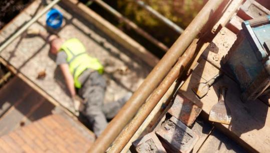 Ra aksidentalisht nga çatia e shtëpisë, humb jetën 49-vjeçari në Shkodër