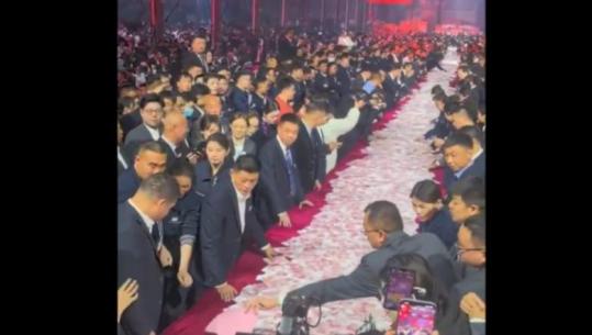 Tryeza plot me para! Shefi i kompanisë kineze shpërblen punonjësit me 22 milionë euro!