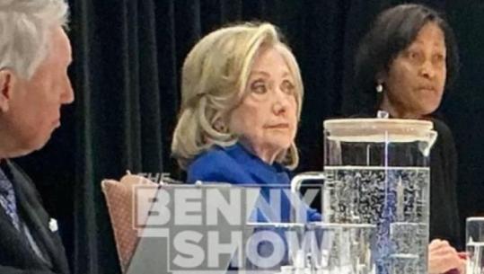 ‘Nuk duket e lumtur’, del fotoja e parë e Hillary Clinton duke dëshmuar para Kongresit amerikan