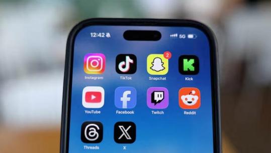 Polonia drejt ndalimit të rrjeteve sociale për fëmijët nën 15 vjeç, detyron platformat të verifikojnë moshën e përdoruesve