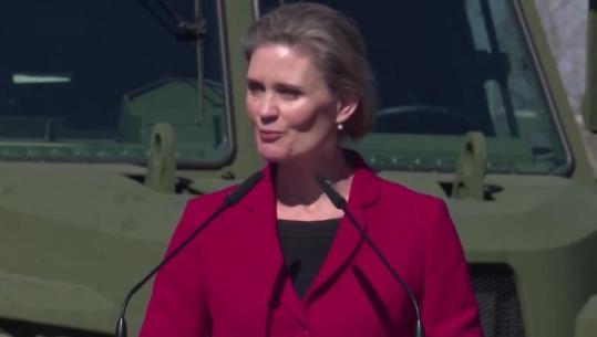 Dorëzimi i sistemit raketor ‘Javelin’ në Zall Herr, Van Horn: Tregues i angazhimit në rajon dhe forcën e NATO-s