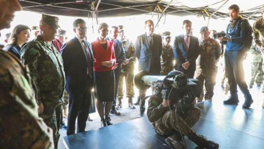 Forcohet mbrojtja, ‘Javelin’ i dorëzohet forcës tokësore, Vengu: Nuk armatosemi për të sulmuar askënd! VanHorn: Shtoni trupat në misionet ndërkombëtare