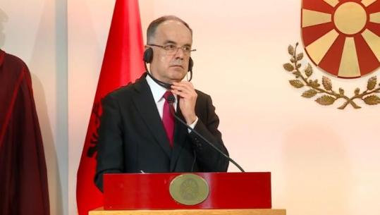 Begaj vendos kufjet edhe kur gazetarët e pyesin shqip