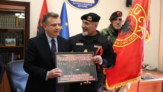 Rezoluta për ish-krerët e UÇK, veteranët e Kosovës i dorëzojnë certifikatë mirënjohjeje Kuvendit të Shqipërisë