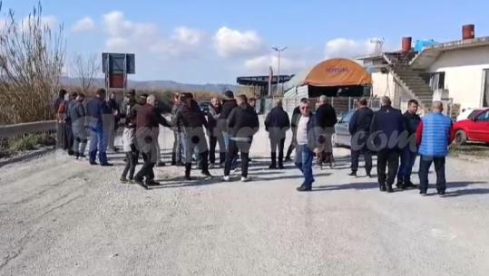 Banorët e Gramzës sërish në protestë, bllokojnë aksin pranë Thumanë-Kashar