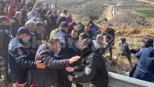 Shtohen protestuesit në Rrjoll, thyejnë xhamat e eskavatorëve dhe kabinave të ‘Gener 2’! Banorët largojnë nga kantieri rojet private të biznesmenit Bashkim Ulaj