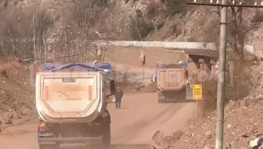 Izolimi i Juglindjes, në rrugën e shembur Librazhd-Pogradec hiqet 'mali' me dhera! Ende s’ka nisur puna për hapjen e rrugës alternative