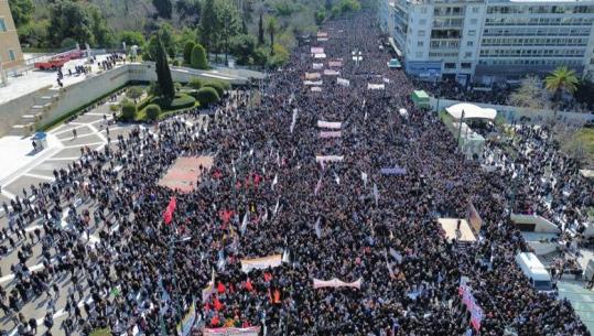 Tre vite nga tragjedia hekurudhore në Tempi, Greqia në protestë! Humbën jetën 57 veta mes tyre dhe i riu shqiptar