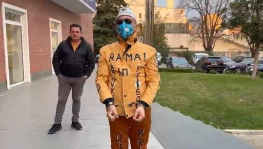 Protesta e Partisë Demokratike/ Militanti i Berishës shkon me pranga në duar në selinë blu (VIDEO)