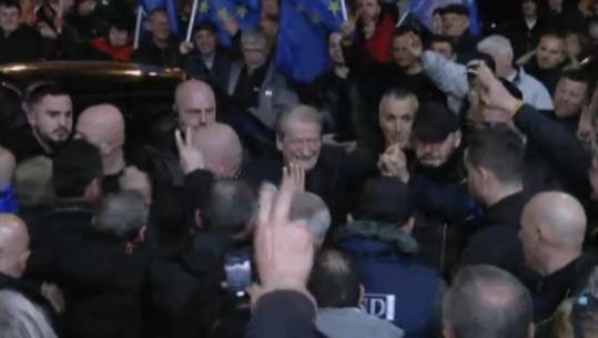 Pritet të nisë protesta e PD, Berisha mbërrin në seli, pritet nga militantët