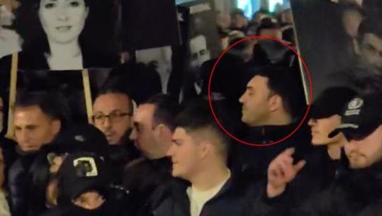 ‘Grupi i zjarrit’ pas Berishës, të rinj me maska e kapuçë kryesohen nga Balliu, Këlliçi dhe Gjin Gjoni (VIDEO)