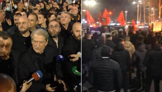 Molotovë teksa kreu i PD fliste, Berisha e pranon që hidhen nga militantët e tij: Shpërthime të revoltës