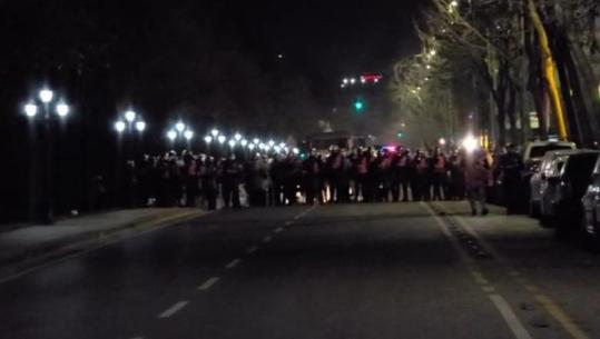 Berisha dhe militantët drejt Drejtorisë së Policisë së Shtetit, efektivët u bëjnë pritë në mes të rrugës