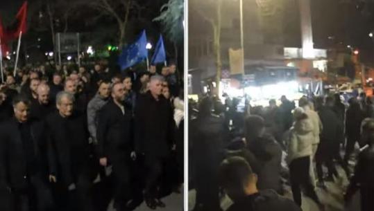 ‘Urdhrat i jep Suel Çela dhe Agasi’- Bardhi: Policia na doli në mes të rrugës, nuk lejon protestuesit të vazhdojnë marshimin