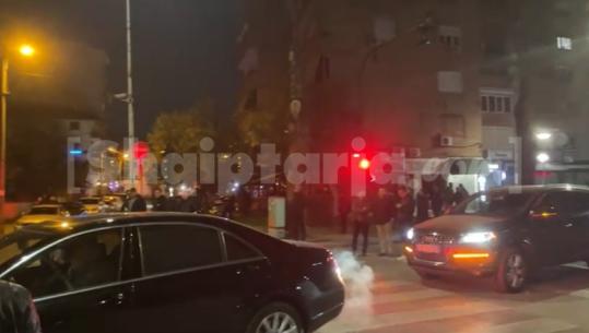 Protesta e PD bllokon qarkullimin e automjeteve në Rrugën e Elbasanit, makinat e Berishës shkojnë pas turmës