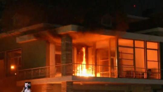 Protesta e PD/ Breshëri molotovësh dhe fishekzjarrësh drejt vilës së Enver Hoxhës, brenda ndodhen njerëz