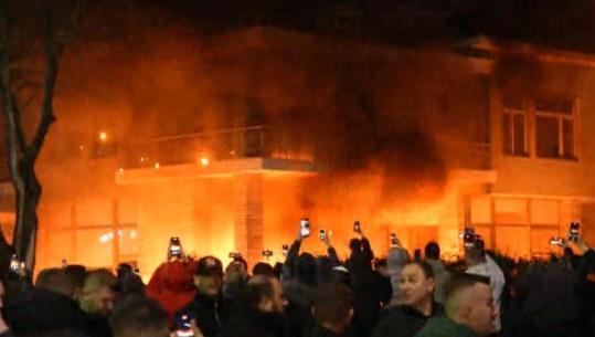 Protesta e PD/ Breshëri molotovësh dhe fishekzjarrësh drejt vilës së Enver Hoxhës, brenda ndodhen njerëz