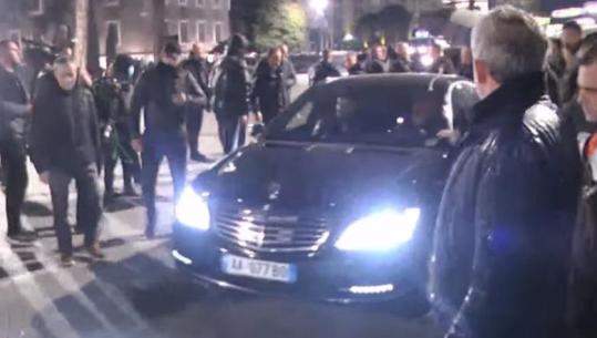 I vunë zjarrin disa objekteve e pronave në Tiranë, Berisha braktis protestuesit, i hipën ‘Benzit’ luksoz dhe largohet