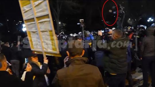Demonstruesit e Berishës përdorin gurë kundër policëve dhe gazetarëve, ja video e momentit kur goditet kamera e Report Tv